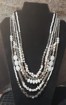 COLLAR VINTAGE CHICO'S MULTI-HILO 17", CUENTAS BLANCAS, PLATEADAS Y TRANSPARENTES, GUC Foto 1 de 4