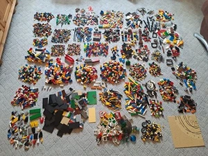 LEGO Konvolut 9 Kilo - Steine, Figuren, Zubehör, Fenster, Türen, Technik etc. - Bild 1 von 23