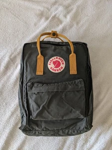 Mini Mochila FJALLRAVEN Kanken Bosque Profundo Verde Bellota Correas con Cojín de Asiento - Imagen 1 de 11