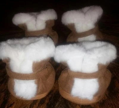 Nuevo conjunto de 4 botas protectoras de piel sintética de gamuza para mascotas ~ realmente lindas ~ tamaño mediano* Foto 1 de 4