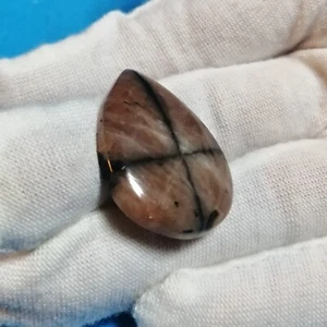 Chiastolith (Andalusit) aus Frankreich, Birnenschliff Cabochon / 30,64 Karat - Bild 1 von 8