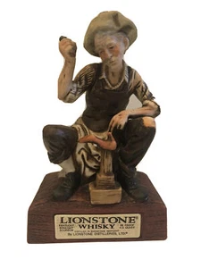 Lionstone Decanter Whisky "Il Calzolaio" Serie Lavoratori Europei - 1974 Limited - Foto 1 di 4