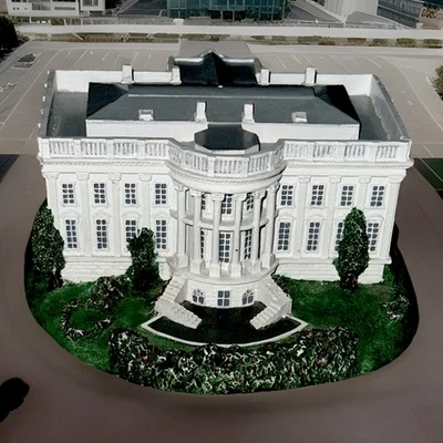 The White House – Miniature - Danbury Mint 1993 Homes of Presidents Collection - Image 1 of 4