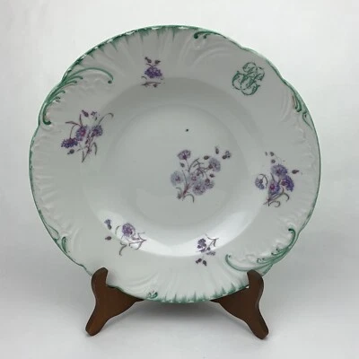 Cuenco para servir francés de porcelana floral púrpura y verde con monograma Foto 1 de 4