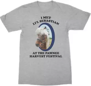 Maglietta Parks and Recreation I Met Lil Sebastian Horse Pawnee Indiana PAR12 - Foto 1 di 3