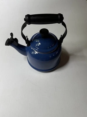 Tetera Le Creuset Marsella azul silbido 1,25 cuartos de galón acero esmaltado Foto 1 de 4
