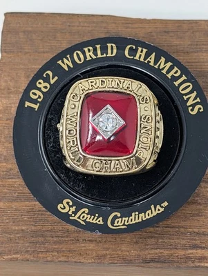 Anillo Réplica Serie Mundial 1982 Cardenales de San Luis con Soporte Foto 1 de 4