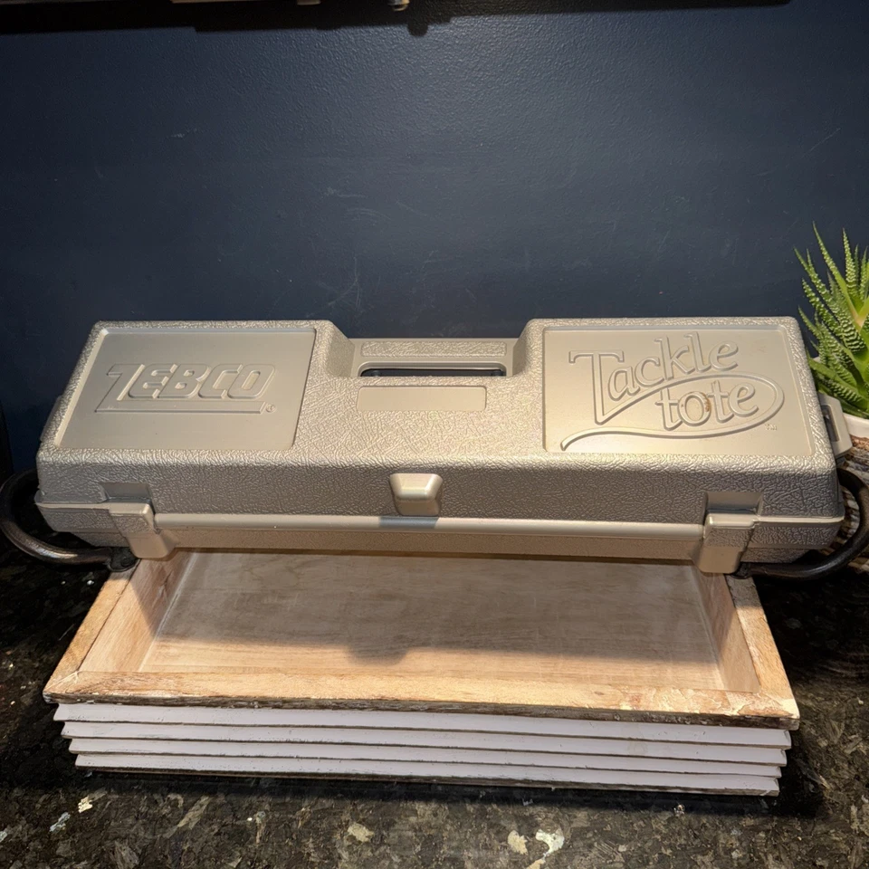 De colección 1983 ZEBCO TACKLE TOTE con Carrete PROSTAFF 20/10 / 4298 Varilla 5’ 6” y Estuche de Transporte Foto 1 de 4