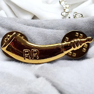 Pin de solapa Royal Rangers cuerno de polvo premio al mérito RR tono dorado - Imagen 1 de 6
