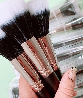R&M DUO FIBRE STIPPLING FOUNDATION MAKEUP BRUSH (BESTBUY M 187 ITEM) 🎀