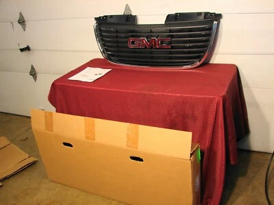 2007-2014 GMC YUKON GM OEM GRILLE NEW TRUCK TAKE OUT   - Image 1 of 4