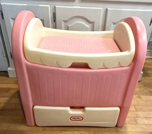 Vintage Little Tikes Tykes Kind Kindergröße Puppenwiege Stubenwagen Wickeltisch rosa - Bild 1 von 11