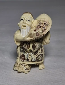 Scultura vintage Netsuke pescatore plastica resina firmata 2"x1" da collezione - Foto 1 di 6