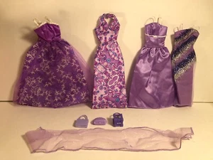 Ropa Barbie Vintage 4 VESTIDOS MORADOS, 1 BUFANDA, 3 MONEDEROS Etiqueta Barbie LOTE 22 - Imagen 1 de 5