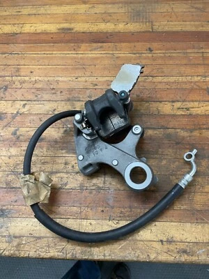 PINZA DE FRENO TRASERA SUZUKI GSXR 1000 2013-2016 OEM CON SUSPENSIÓN Y PASTILLAS-USADA Foto 1 de 3