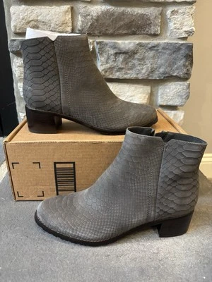 Nuevas Botas Vaneli Udette Gris Efecto Serpiente Para Mujer Talla US 9.5N Foto 1 de 4