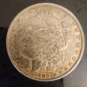 1889 Morgan Silver Dollar • Philadelphia Mint • 90% Silver • No Mint Mark • Raro - Foto 1 di 3