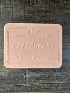 Vintage Zick Zack Deluxe Nähmaschinenaufsätze 16 Nocken und Kunststoffkoffer - Bild 1 von 5