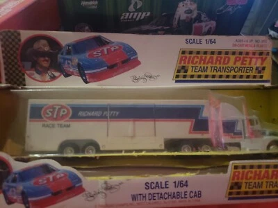 Richard Petty Team Transporter Die-Cast Metal & Plastic 1:64 Detachable Cab 3015 - Image 1 of 2
