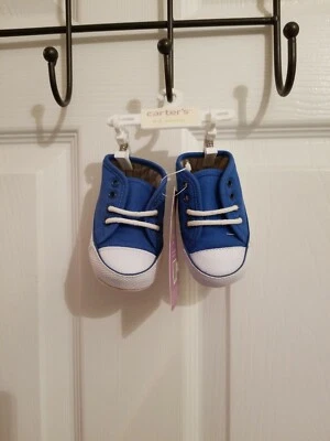 Zapatos de cuna Carter's para bebés niños ajuste seguro azules con parche deportivo en el lateral talla 0-3 meses Foto 1 de 4