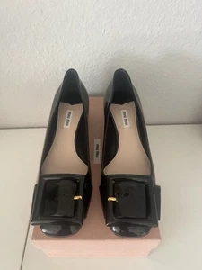 Miu Miu Ballerinas mit Blockabsatz – Gr. 39½ – Schwarz – Lackleder – NEU & OVP - Bild 1 von 6