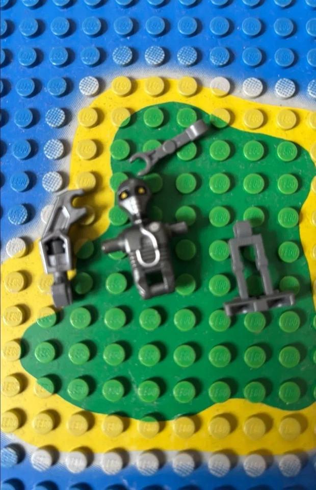 LEGO Sw0282  2-1B Medical Droid (Badge with Letter 'T' Pattern) - Image 1 of 1