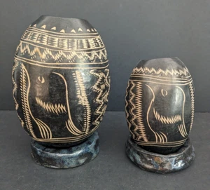 2x Vintage Kalebasse Kürbisse handgeschnitzt mit Vögeln und Ständer afrikanisch - Bild 1 von 16