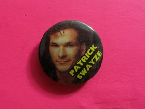 PATRICK SWYZE VINTAGE BUTTON PIN ABZEICHEN UK IMPORT PL1 - Bild 1 von 2