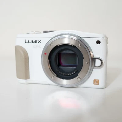 [СЛОМАНО — НА ЗАПЧАСТИ] Корпус белой беззеркальной камеры Panasonic Lumix DMC-GF6 M43 - Изображение 1 из 4