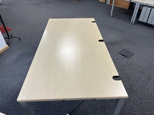 Neuwertiger Schreibtisch höhenverstellbar - Bild 1 von 9