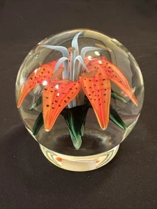 Arte en vidrio Steven Lundberg | Pisapapeles flor cubierta de cristal firmado - Imagen 1 de 14