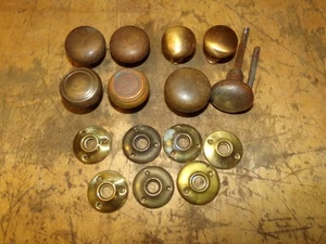8 perillas de puerta de latón vintage/antiguas y rosetas de latón herrajes de salvamento - Imagen 1 de 3