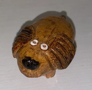 "Estatuilla de perro de cerámica única de colección de 2,25"" de largo retro vintage" - Imagen 1 de 7