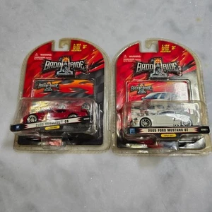 Ford GT 2005 1 Bad Ride serie 1 rojo y blanco y Corvette C6 2005 1:64 lote de 2 - Imagen 1 de 23
