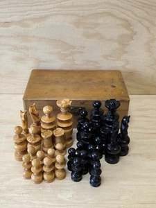 Antike Holz Schachfiguren im Holzkästchen - Bild 1 von 14