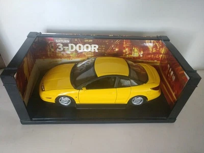 Gate Saturn SC2 1:18 Replica Diecast Car 3 Door Coupe Yellow with Display Stand - Image 1 of 4