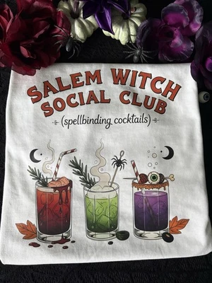 Salem Witch Social Club T 恤尺寸 XL 万圣节哥特式女巫 T 恤 — 第 1/2 张图片
