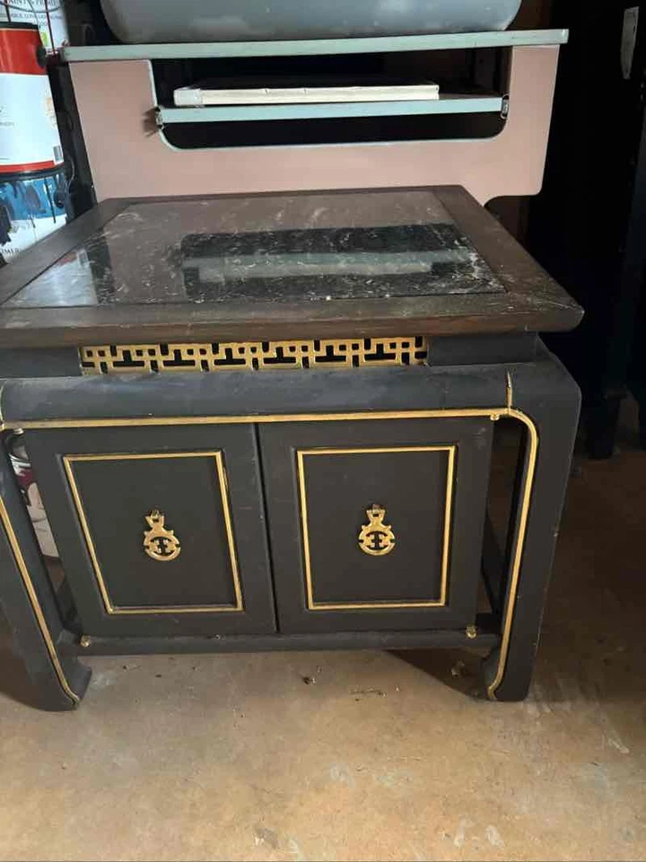 Gabinete asiático Chinoiserie de laca negra detalles dorados mármol almacenamiento superior Foto 1 de 1