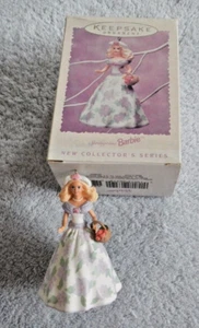 BARBIE - FIRST IN SPRINGTIME SERIES - HALLMARK 1995 ORNAMENT - PASTELLFARBEN - Bild 1 von 12