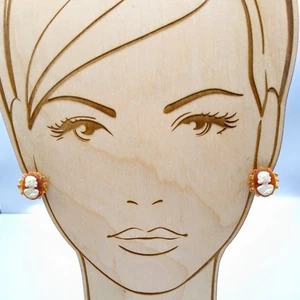 Romantische Vintage Kamee Ohrringe, kokette rote Clip Ons mit orangefarbenen Kristallen - Bild 1 von 4