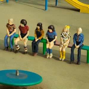 FG40 - 1970s Children Sitting (x6) Figures unpainted O scale - Picture 1 of 6