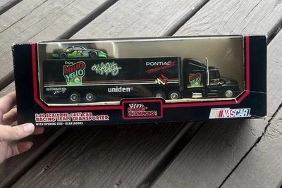 NUEVO EN CAJA 1992 RACING CHAMPIONS KYLE PETTY TRANSPORTER CON COCHE DE CARRERAS 1/64 DIECAST SEMI Foto 1 de 4
