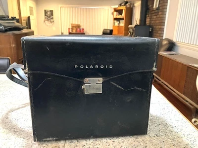 Estuche rígido de cuero negro Polaroid de colección años 60 tapa abatible con correa para el hombro Foto 1 de 4