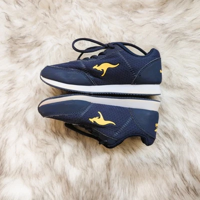 KangaROOS Pocket Jogger Zapatos Deportivos Azul Marino y Amarillo, Bolsillo Retro Talla 2 Foto 1 de 4
