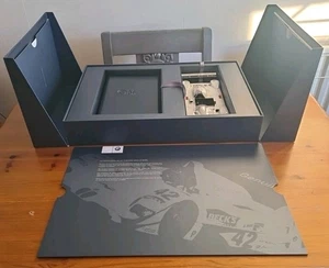 KYOSHO BMW Art Car 1:18 Jenny Holzer BMW V 12 LMR With Presentation Box - Picture 1 of 22