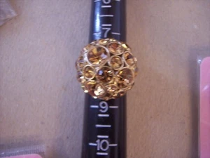 Anillo con cristales de diamantes de imitación ámbar multitamaño dorado talla 8 - Imagen 1 de 1