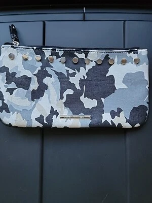 Cartera Muñequera Nine West Tachonada Diseño Floral Logo Negro Azul y Blanco Foto 1 de 4