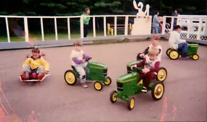 Rainbow Valley John Deere Tractor Ride Cavendish Prince Edward Island 90s Photo - Foto 1 di 2