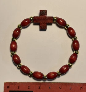 Armband (Gummizug) mit roten Holzperlen und goldfarbenen Kugeln - Bild 1 von 2