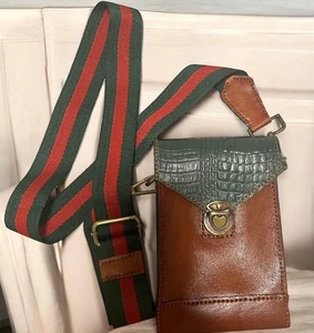 Borsa a tracolla in pelle fatta a mano marrone e verde marsupio telefono tracolla larga goffrata nuova - Foto 1 di 11